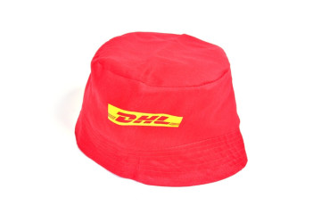 Sítotisk logo DHL na čepici Sitotisk logo DHL na cepici