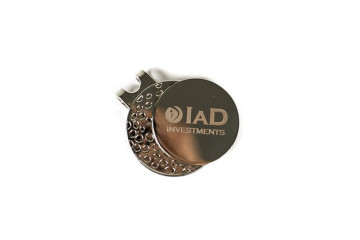 Gravirovanie laserom logo IAD na klucenku