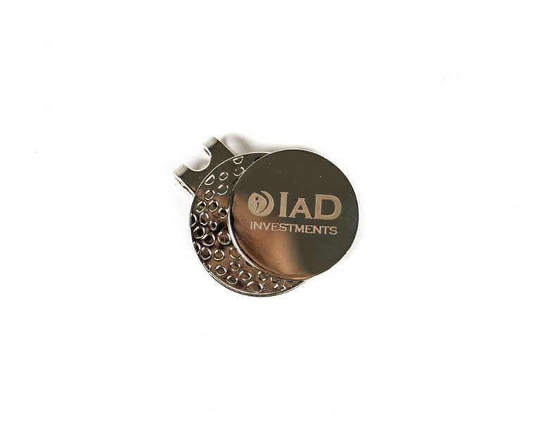 Gravirovanie laserom logo IAD na klucenku