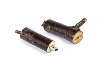 Gravirovanie laserom logo Monsto do USB kluc z dreva