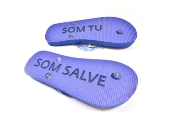 Gravirovanie laserom logo Som tu na plazove slapky