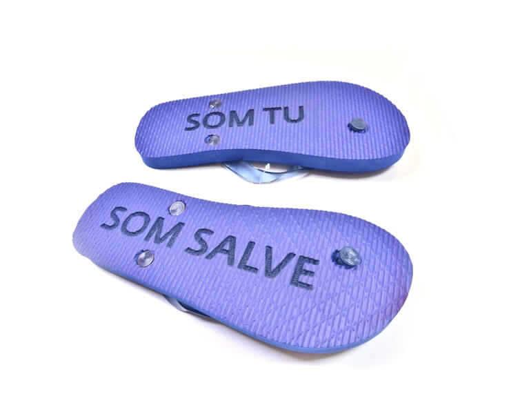 Gravirovanie laserom logo Som tu na plazove slapky