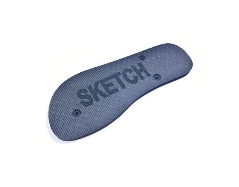 Gravirovanie logo Sketch na plazove slapky