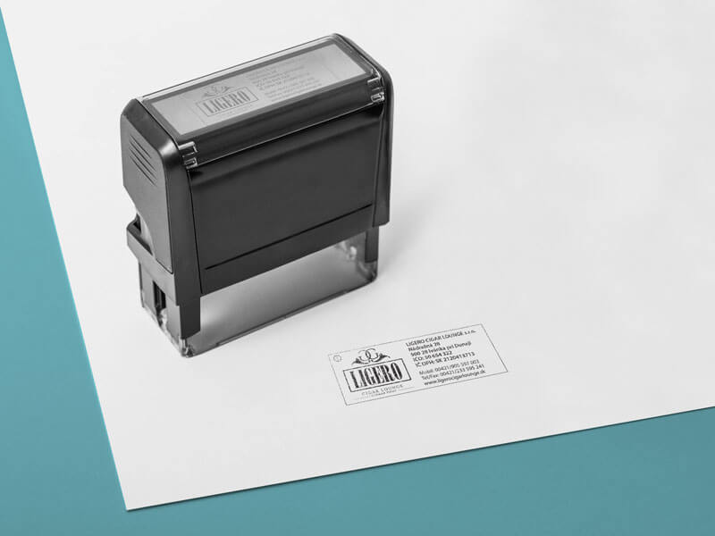 razítko s názvem firmy a logem