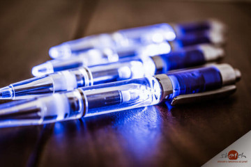 Svietiace perá s logom logo