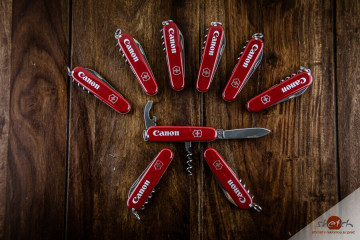 Nožíky na stole logo