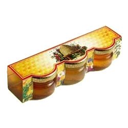 Sada oříšků v medu v potištěném kartonku