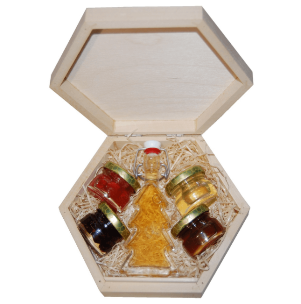 2 druhy medu, oříšky a sušené brusinky v medu s medovinou v šestiúhelníkové kazetě s uzavíratelným víkem
