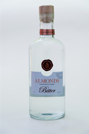 Almonds Bitter Manufacture 39,5%, 700 ml — transparentná